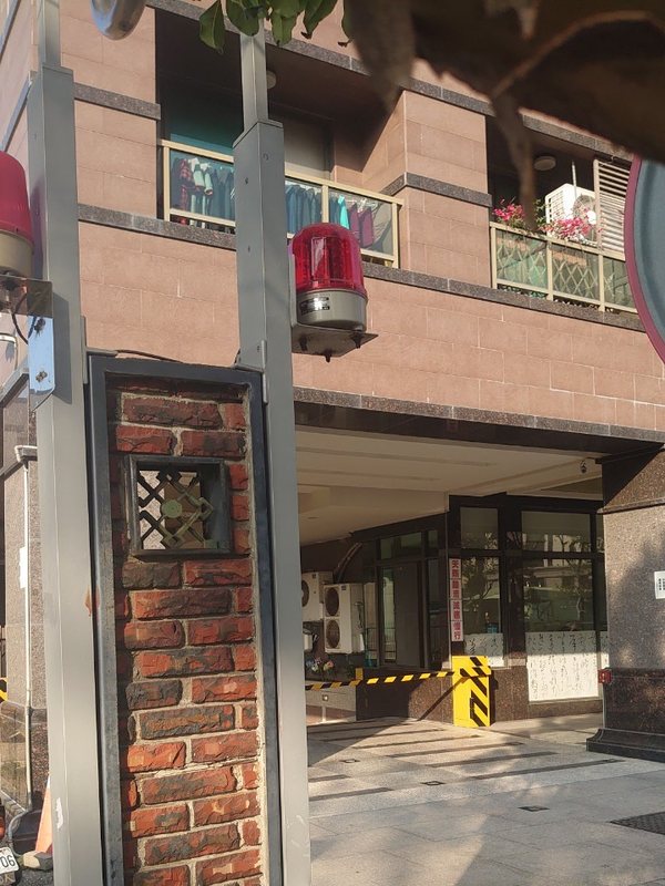 社區現場的辨識設備控制箱與車道警示燈