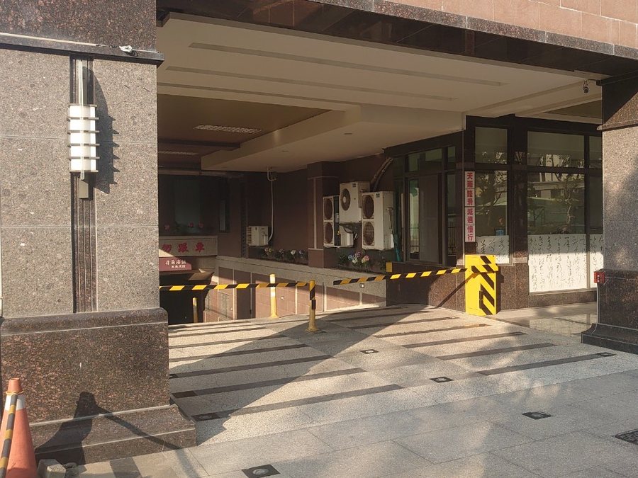 社區車道入口，柵欄機與車牌辨識攝影機
